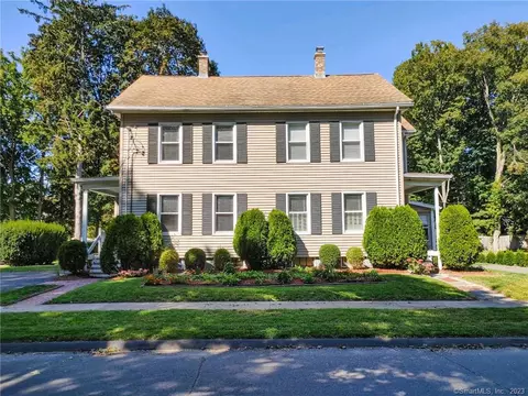 3 Oak St, Enfield, CT 06082