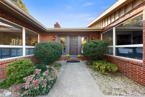 19 Fireside Ct, Norwalk, CT 06850