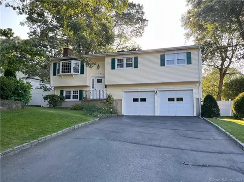 11 Camelot Dr, Norwalk, CT 06850