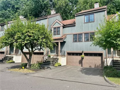 92 Heatherwood Dr #92, Brookfield, CT 06804