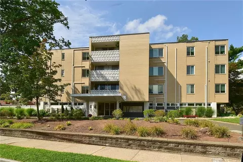 5 Bishop Rd #306, West Hartford, CT 06119