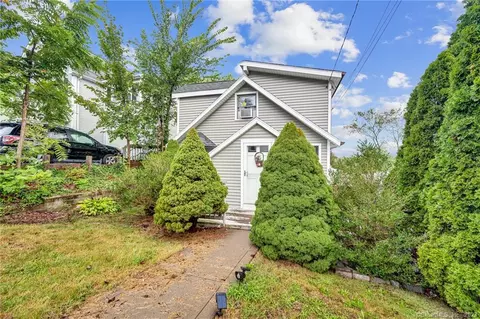 8 Carle Rd, Branford, CT 06405