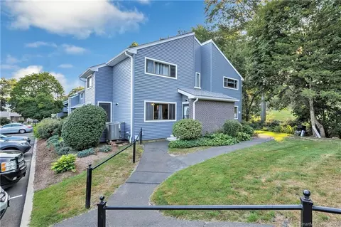214 Shagbark Dr #214, Derby, CT 06418