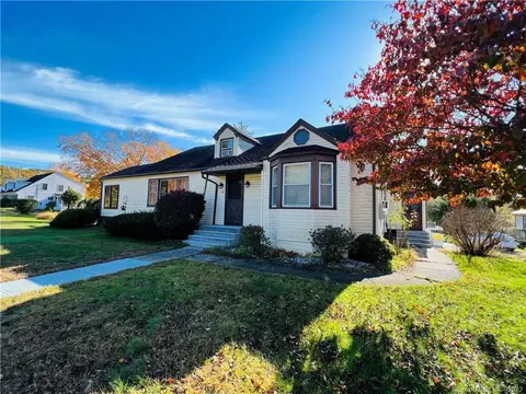 42 Lake St, Plainfield, CT 06354