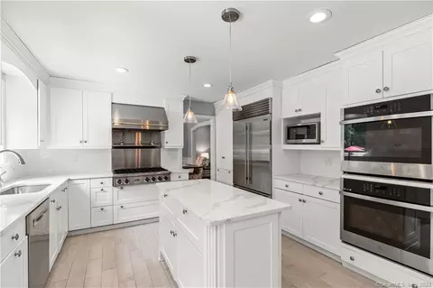 76 Stillmeadow Dr, Guilford, CT 06437