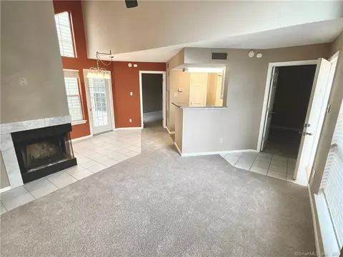 15 Carriage Crossing Ln #15, Middletown, CT 06457