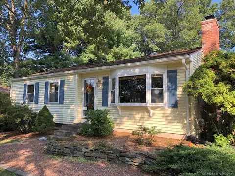 82 Leslie St, Windsor Locks, CT 06096