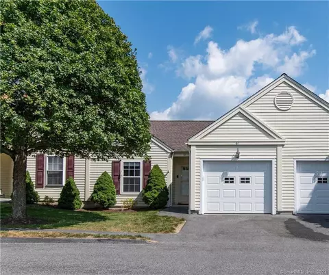 61 Elizabeth Cir #61, Sandy Hook, CT 06482