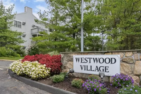 55 Mill Plain Rd #32-2, Danbury, CT 06810