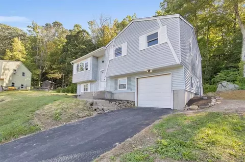 16 Hamill Dr, Winchester, CT 06098