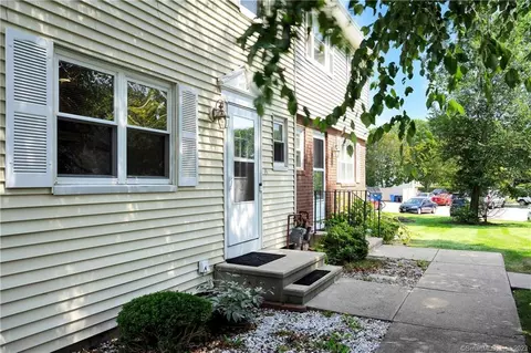 76 E Gate Ln #76, Hamden, CT 06514
