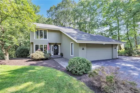 8 Rolling Brook Ln, Shelton, CT 06484