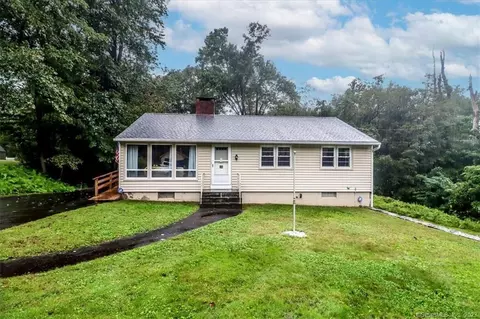 16 Pine St, Newtown, CT 06482