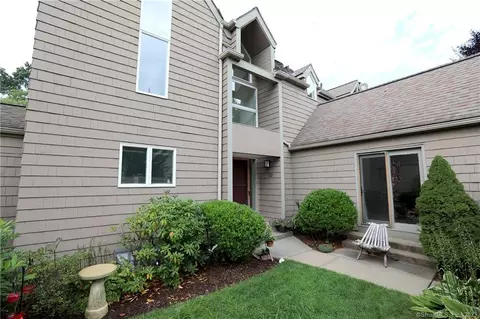 20 Timberwood Rd #20, West Hartford, CT 06117