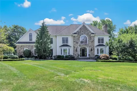 23 Squire Ct, Trumbull, CT 06611