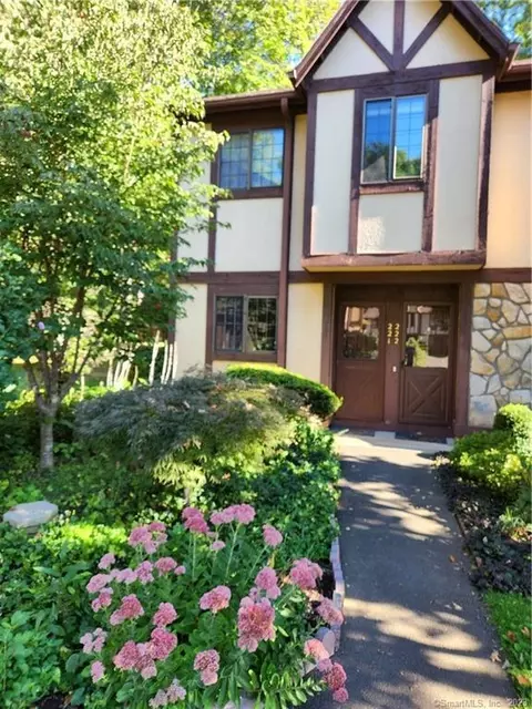 221 Foxwood Ln #221, Milford, CT 06461