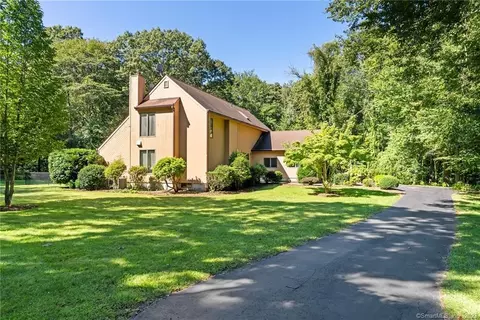34 Spruce Ln, Montville, CT 06370