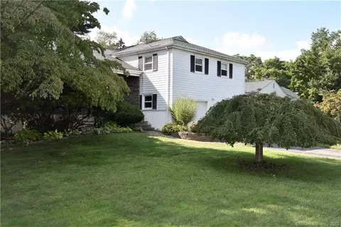 7 Old Field Rd, West Hartford, CT 06117