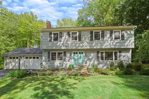5 Old Oak Rd, Trumbull, CT 06611