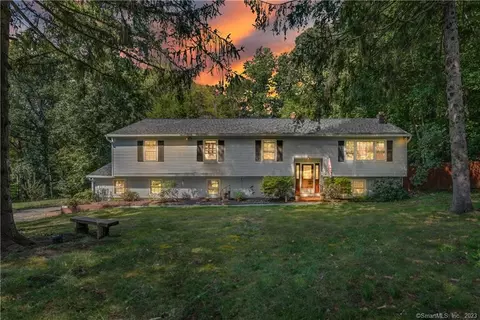 20 Oakwood Dr, Oxford, CT 06478
