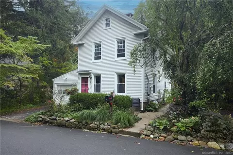 17 Pine St, Newtown, CT 06482