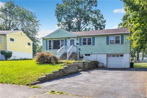 14 Kaye Rd, West Haven, CT 06516