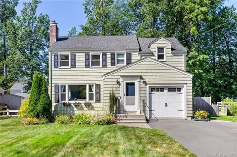 27 Mohegan Dr, West Hartford, CT 06117