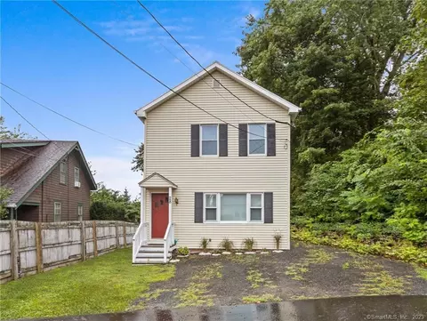 28 Curve St, Branford, CT 06405