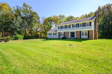 2 Hitching Post Ln, Danbury, CT 06811