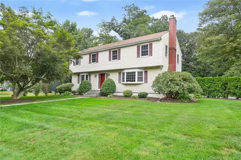 40 Robinwood Rd, Trumbull, CT 06611