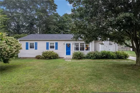 12 Park Dr, Clinton, CT 06413