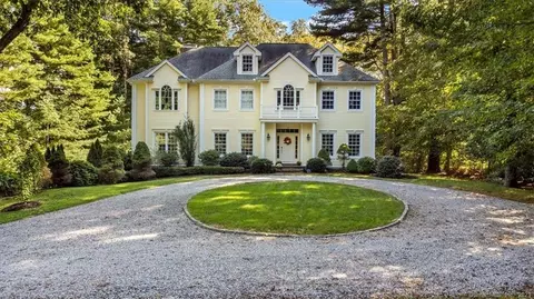 37 Shaker Ct, Guilford, CT 06437