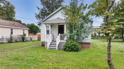4 Eaton St, North Haven, CT 06473