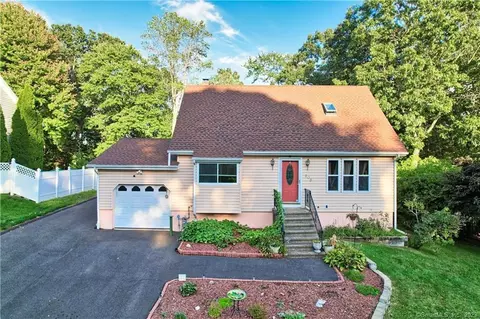 206 Bluebird Dr, Naugatuck, CT 06770