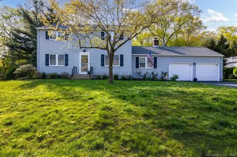 6 Winthrop Ct, Waterford, CT 06385
