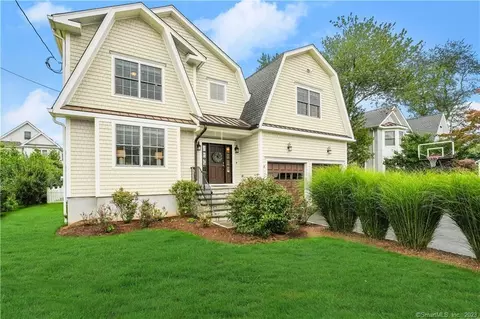 4 Carlton St, Fairfield, CT 06824