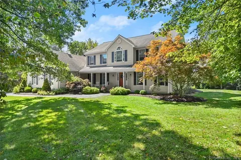 34 Barnview Ter, Brookfield, CT 06804