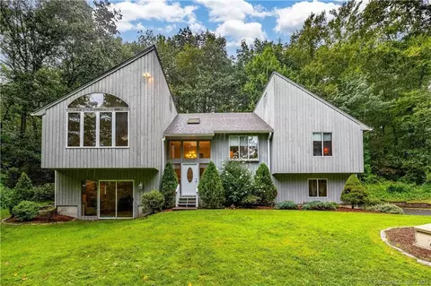 71 Redwood Ln, Glastonbury, CT 06073