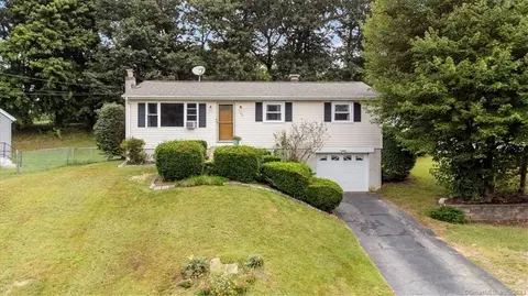 62 Glendale Rd, Montville, CT 06370