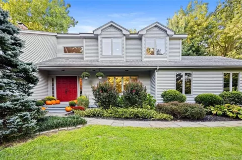 33 Wake Robin Ln, Shelton, CT 06484