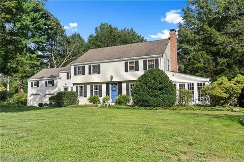 4 Orchard Ln, West Hartford, CT 06117