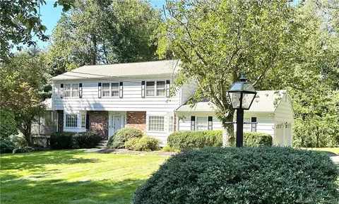32 Longmeadow Rd, Trumbull, CT 06611