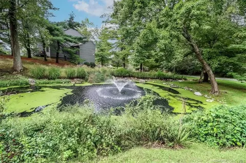 1 Pond View Rd #1, Brookfield, CT 06804