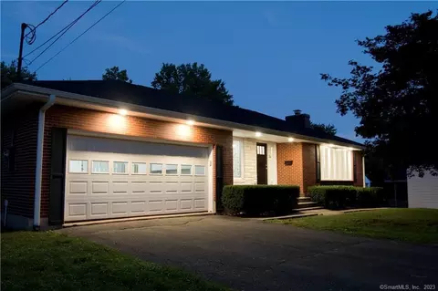 26 Berkshire Dr, Newington, CT 06111