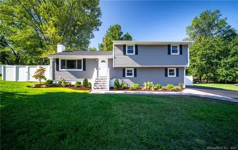 11 Nokomis Dr, Trumbull, CT 06611