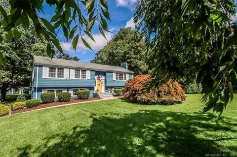 28 Applewood Dr, Shelton, CT 06484