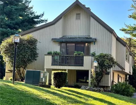 519 Iroquois Ln #A, Stratford, CT 06614