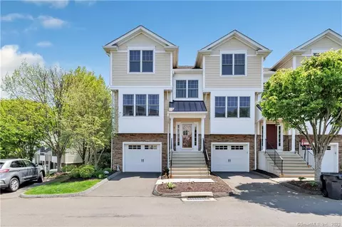 401 Woodland Hills Dr #401, Trumbull, CT 06611