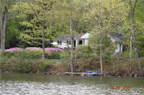 88 Taunton Lake Rd, Newtown, CT 06470