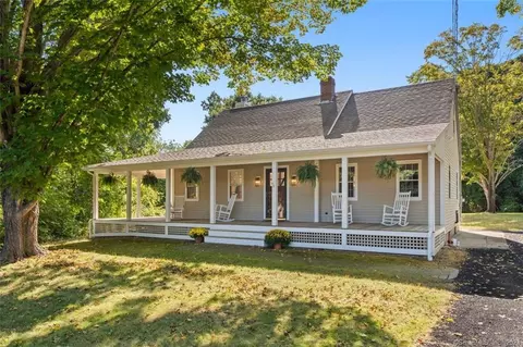 13 Grove St, Clinton, CT 06413